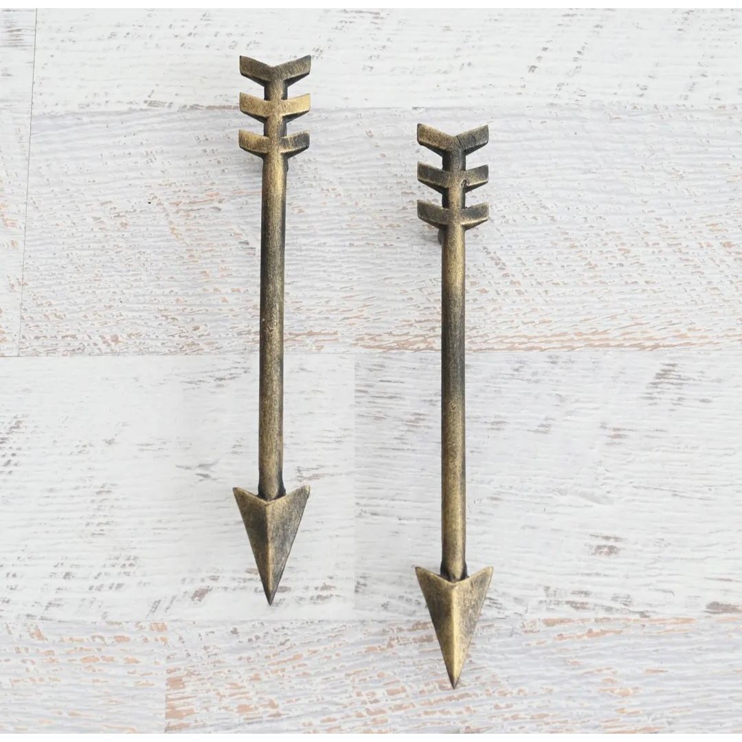 Arrow door pull